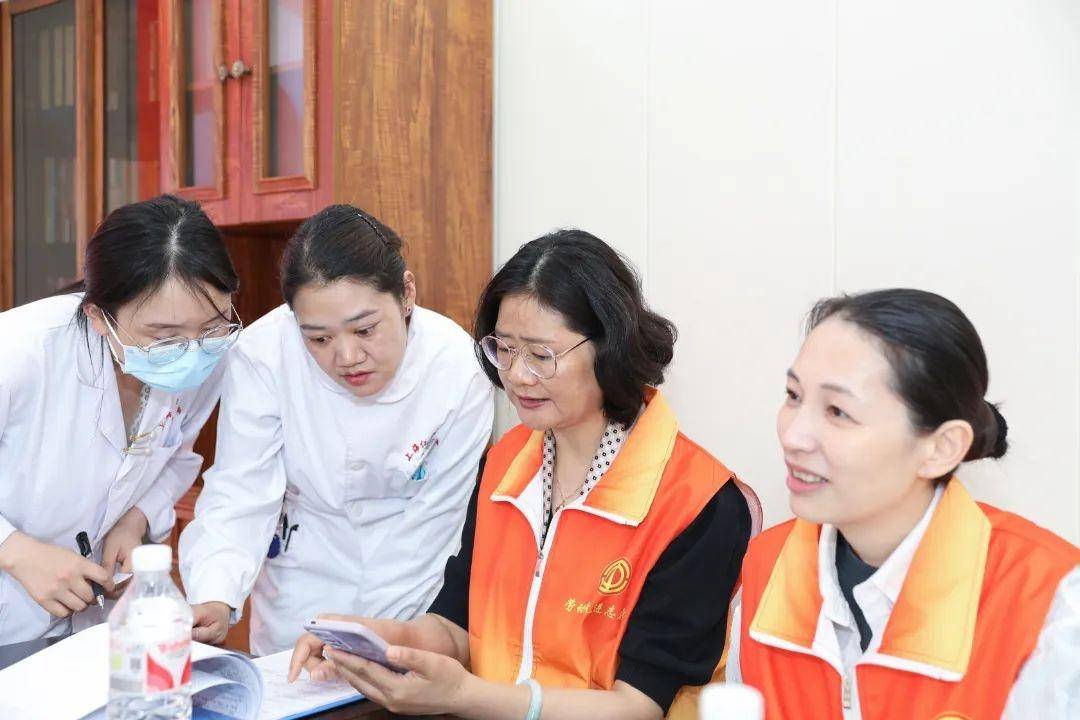 红五月劳模工匠争做志愿服务