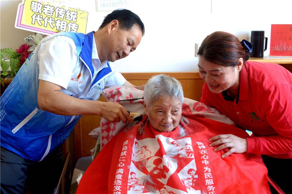 重阳传美德 劳模领衔护耆年